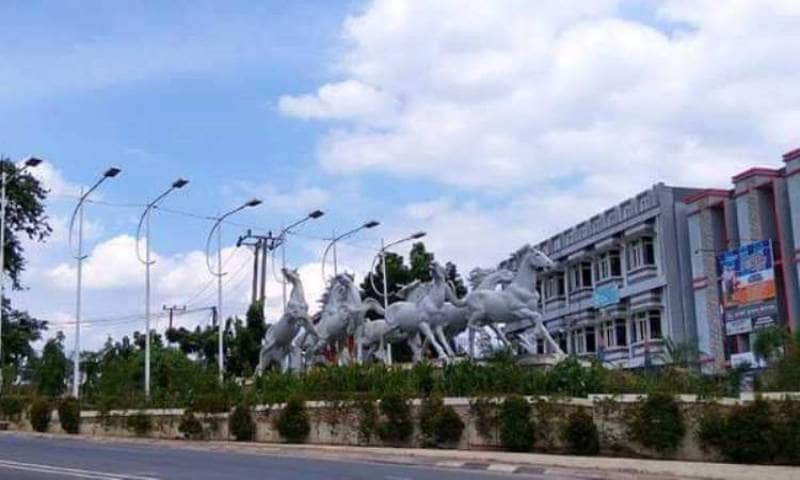 monumen patung kuda