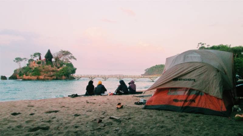 7 Tempat Camping di Pantai Malang Cocok Untuk Healing