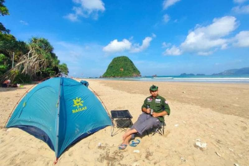 pantai pulau merah