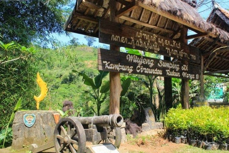 Desa Wisata Kampung Adat Cireundeu