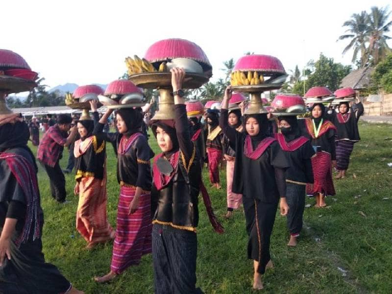 tradisi ngejot lombok