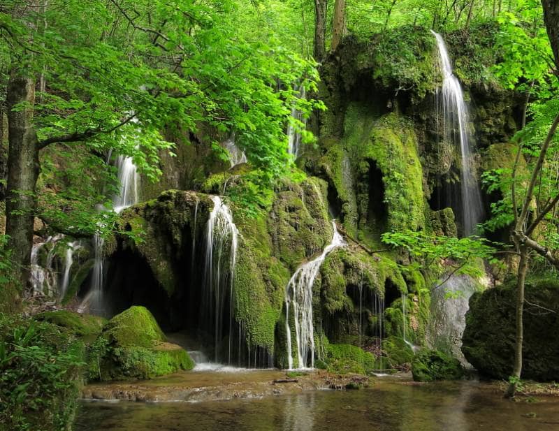beusnita waterfall air terjun di rumania
