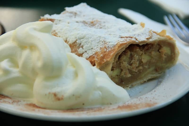 millirahmstrudel makanan khas austria