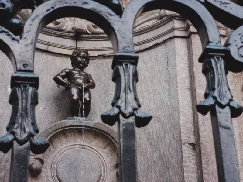pis statue oleh-oleh khas belgia