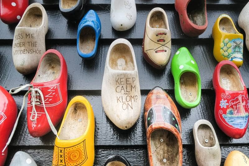 wooden shoes klompen suvenir belanda