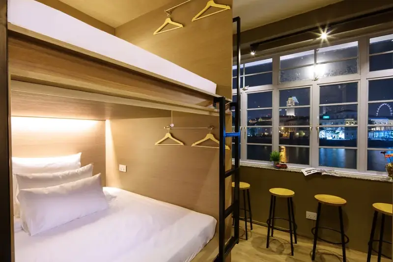 beat capsule hostel singpaura dekat mrt