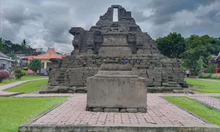 candi jago