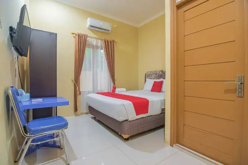 reddoorz plus near syamsudin noor airport 3