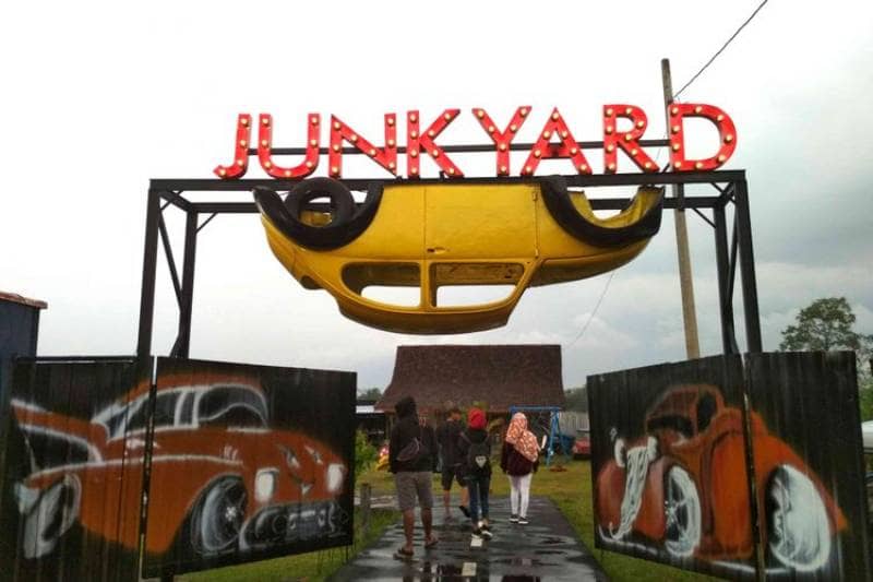 junkyard autopark and cafe