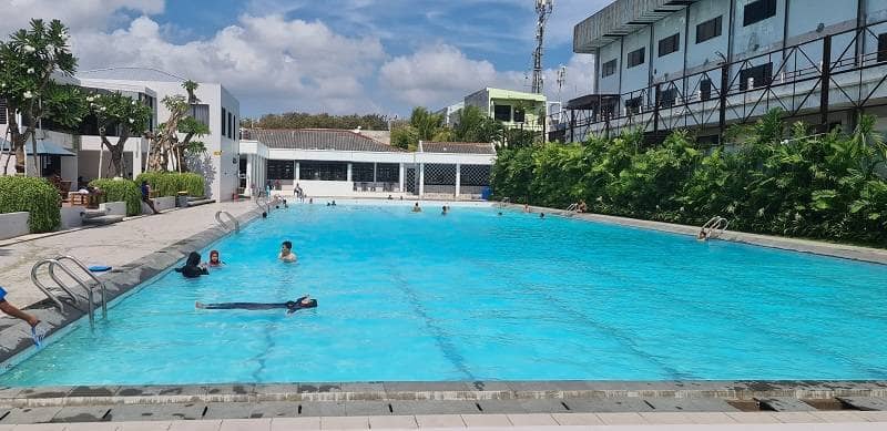 kolam renang tirta gresik