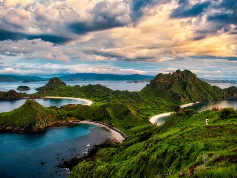 pulau padar pemandangan terindah di  indonesia