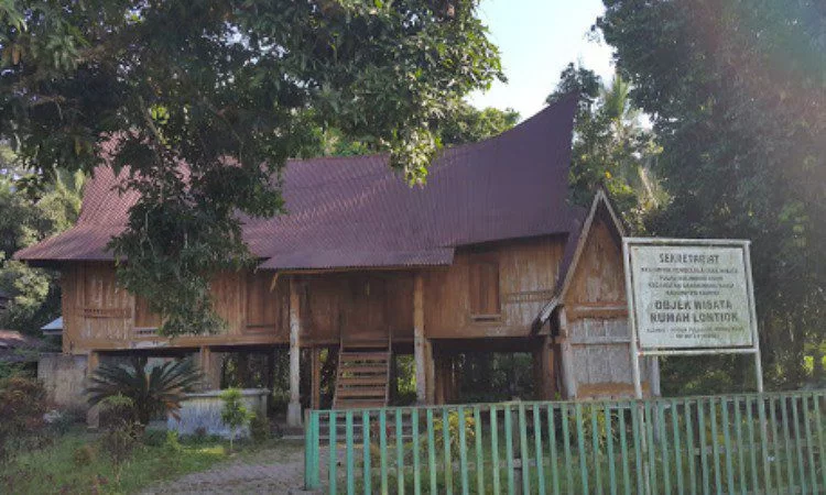 museum kandil kemilau emas